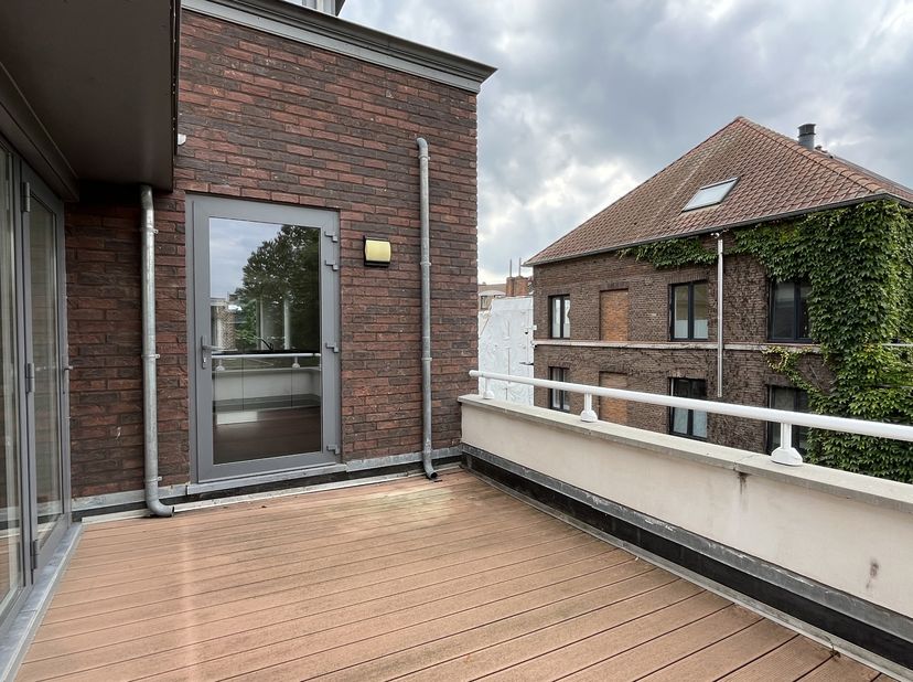 Dit modern duplex appartement (penthouse) van 74m² omvat een ruim terras, 1 slaapkamer en apart bureau. Het is gelegen in het hartje van Sint-Truiden.