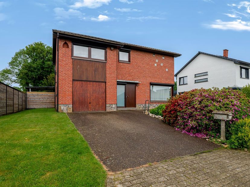 RUIME NIEUW TE HUUR WONING MET INPANDIGE GARAGE EN PRACHTIGE TUIN TE HEUSDEN-ZOLDER<br />
Bent u op zoek naar een comfortabele en praktisch ingedeeld