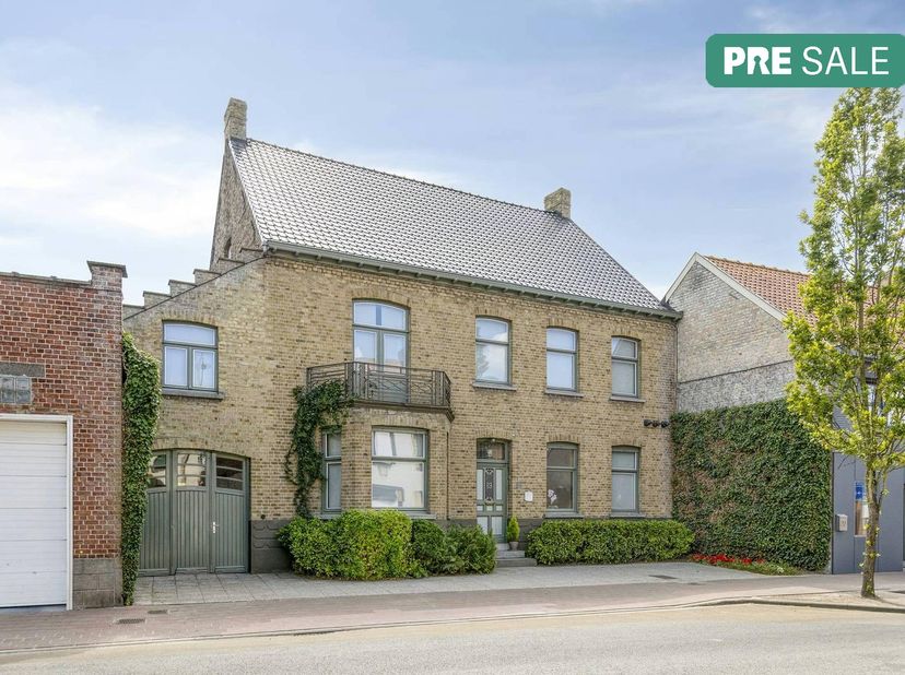 Deze uitstekend onderhouden woning, gebouwd in 1930, beschikt over een royale bewoonbare oppervlakte van 282 m² op een perceel van 700 m². Dankzij het