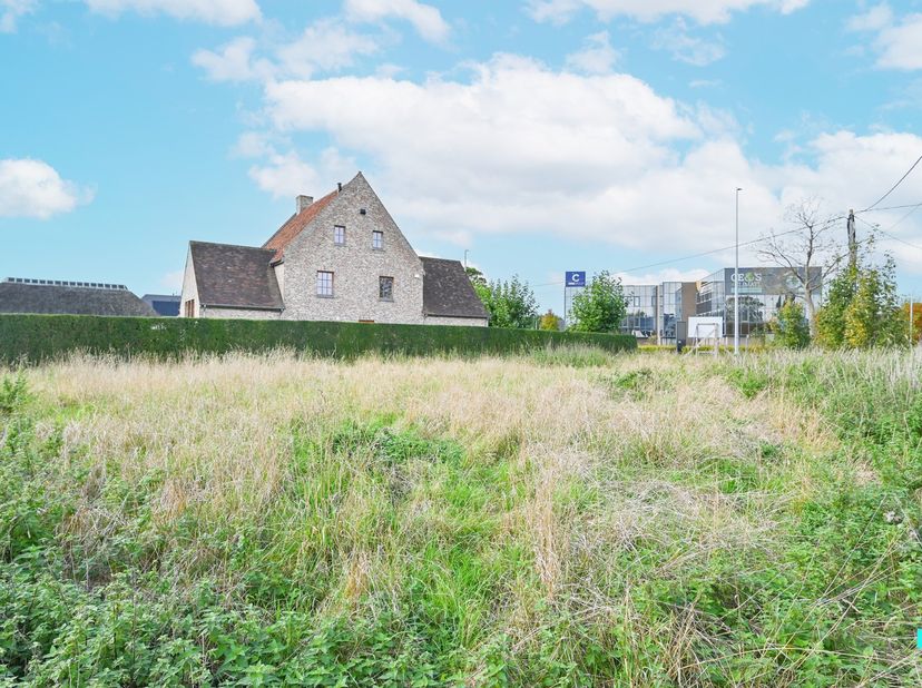 Deze bouwgrond is gelegen op een perceel van 907 m² en bevindt zich op een gunstige locatie tussen Desselgem en Waregem. Het perceel is geschikt voor