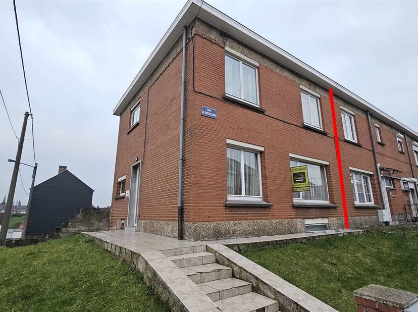 Prix: Offre à partir de 150.000 euros, frais d'agence non inclus et à charge de l'acquéreur.<br />
Maison 3 façades à rafraichir comprenant:<br />
Sou