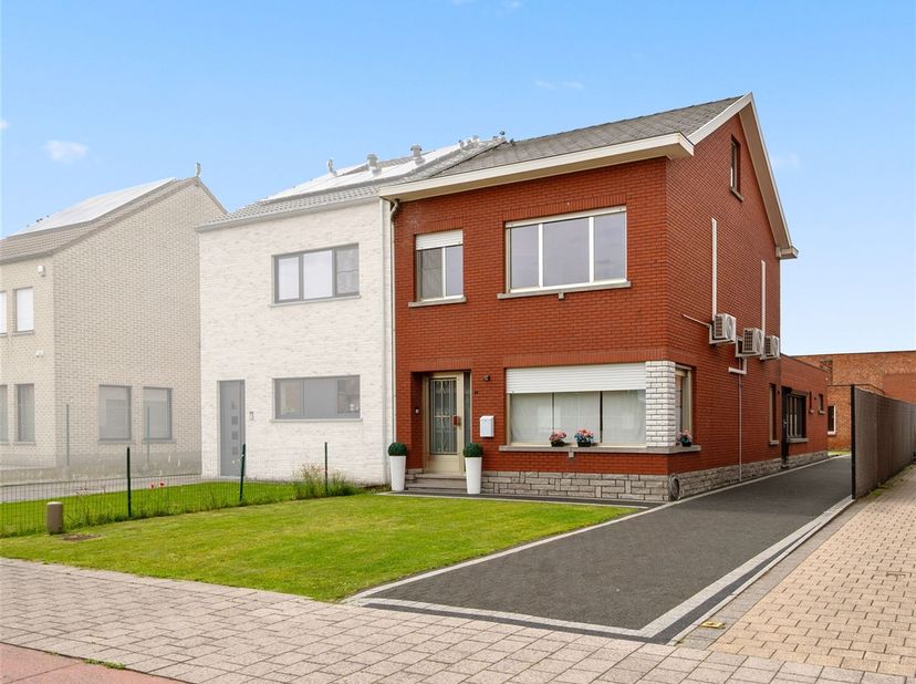 Deze halfopen woning, onderscheidt zich onder andere door haar ligging nabij een school (zone 30) en Spar, plus een handig bijgebouw in de tuin, voorz