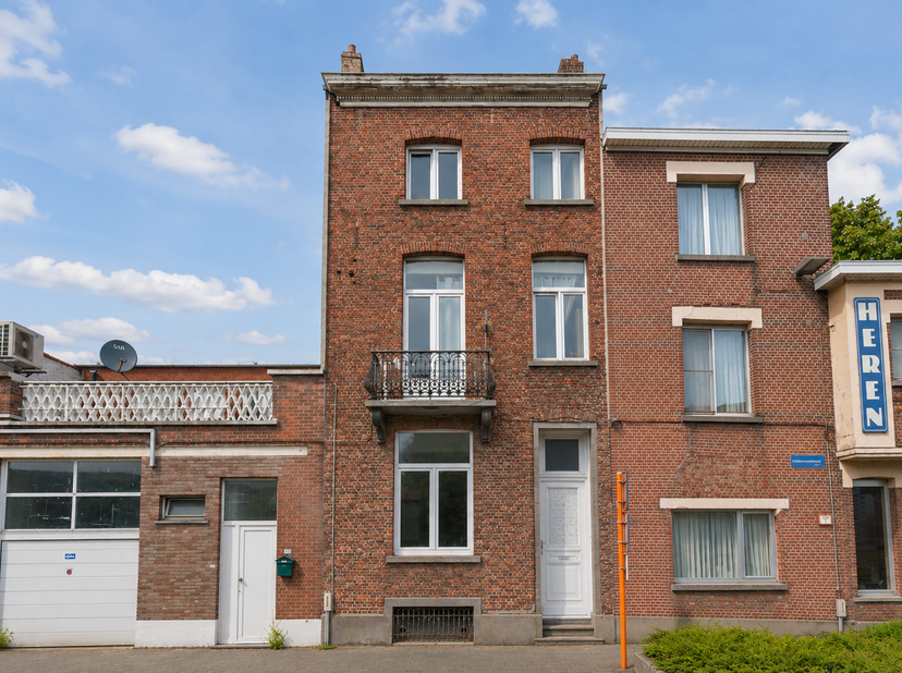 Topligging aan de Dijle vlakbij hartje stad en Nekkerspoel station!<br />
Dit pand aan het water, met mooie gevel en elegant balkon met knap zicht op