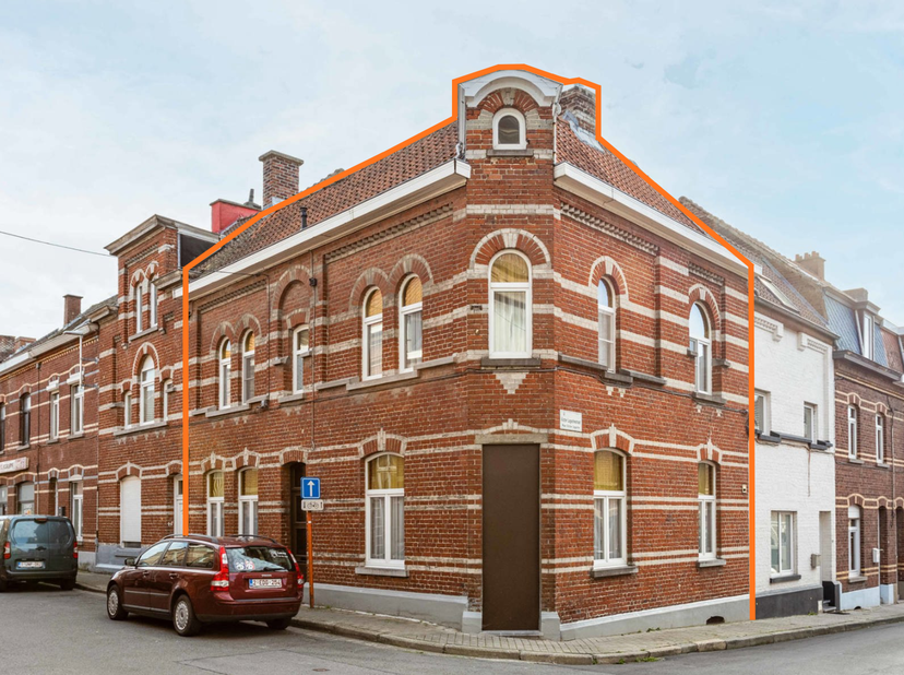 À quelques pas du centre-ville de Renaix se trouve cette maison solide et spacieuse offrant de nombreuses possibilités. <br />
Grâce à sa situation ce