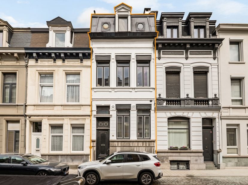 Sommige huizen voelen meteen anders aan: karakter, geschiedenis en een bepaalde energie die je moeilijk kan uitleggen tot je er binnenstapt.<br />
Dit