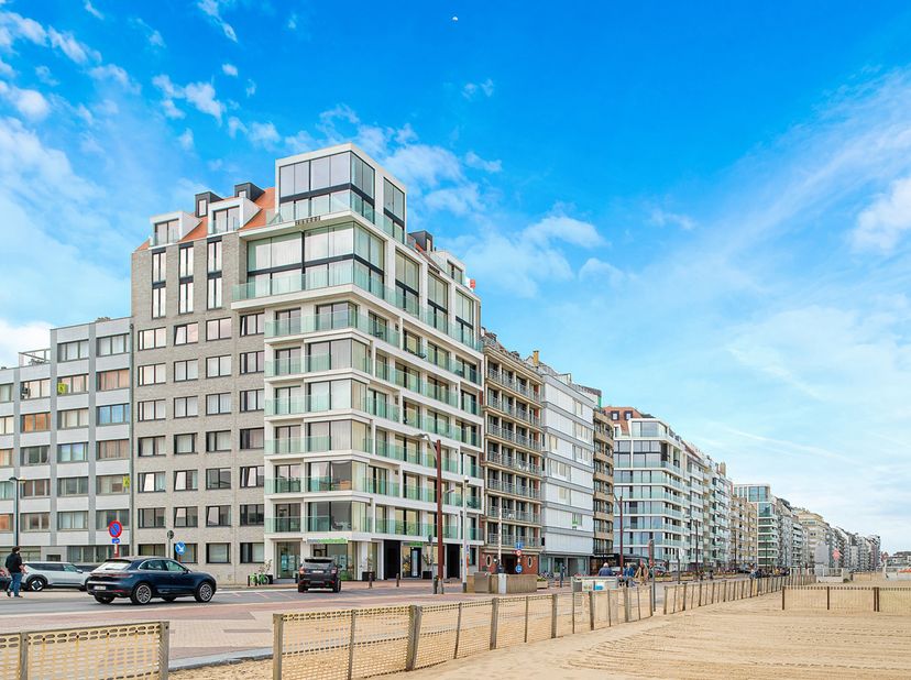 Op de Zeedijk, op een absolute topligging met frontaal zeezicht, bevindt zich dit uitzonderlijk lichtrijke duplexappartement met een royaal ruimtegevo