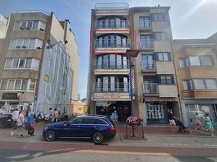 Dit ruim en lichtrijk appartement beschikt over 2 slaapkamers, een ruime woonkamer met een halfopen keuken, een badkamer en een apart toilet. Dankzij