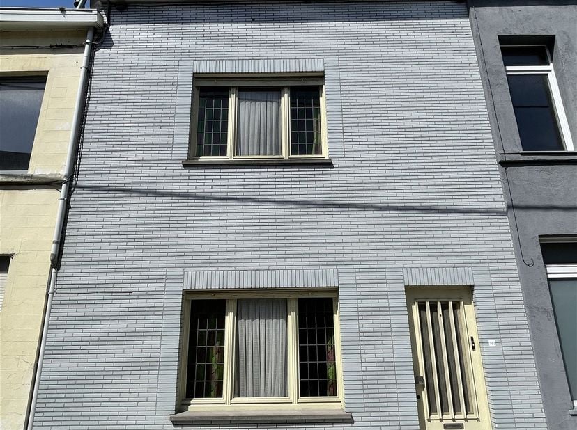 Rustig gelegen te renoveren woning.  Inkom, woonkamer, eetkamer, keuken, toilet, badkamer, tuin, atelier, 2 slaapkamers en grote zolder. KI 324 euro.