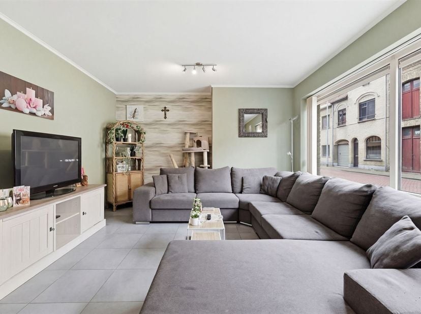 In het hart van Diksmuide bevindt zich dit charmante, instapklare gelijkvloers appartement, ideaal gelegen op wandelafstand van de Grote Markt, winkel