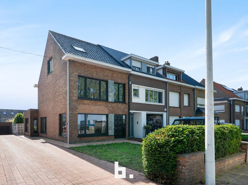 Bent u op zoek naar een ruime gezinswoning op een rustige locatie, met alle voorzieningen binnen handbereik? Dan is deze verzorgde halfopen bebouwing