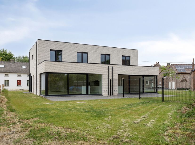 Deze energiezuinige nieuwbouwwoning is uiterst rustig gelegen doch nabij winkels, scholen, openbaar vervoer en verbindingswegen. Indeling: Inkomhal/tr