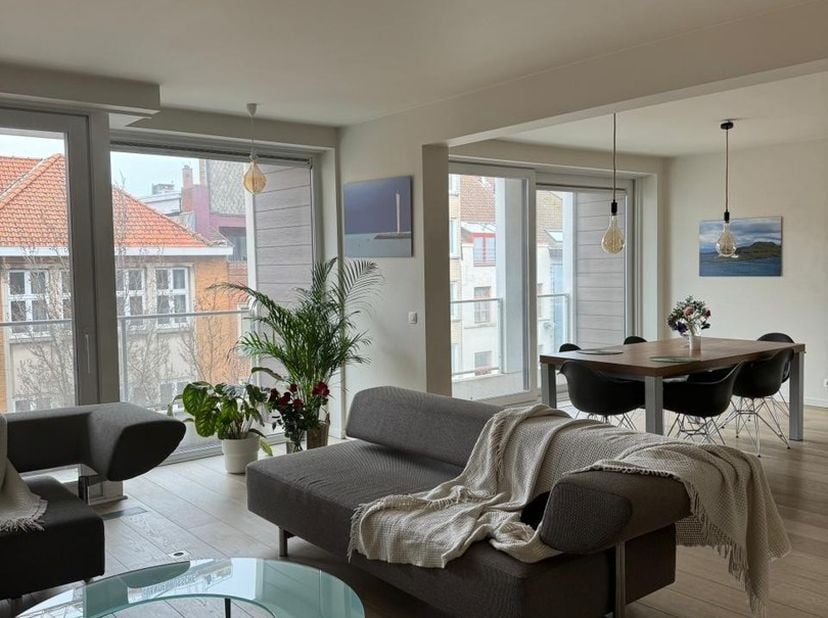 Bent u op zoek naar een uitzonderlijk ruim appartement waar comfort, licht en luxe centraal staan?<br />
<br />
Dit prachtig afgewerkte drie slaapkame