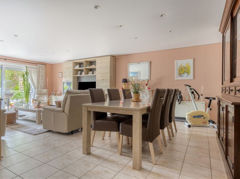 Immo Pické vous propose cet appartement idéalement situé à Sint-Pieters-Leeuw, à proximité des commerces, des écoles, des axes routiers, des transport