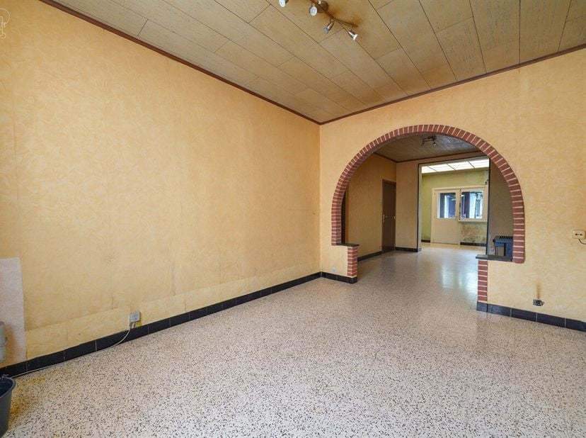 Te renoveren herenhuis met veel potentieel, gelegen vlakbij het centrum van COMINES.<br />
Bestaat uit een hal, een woonkamer, een eetkamer, een keuke