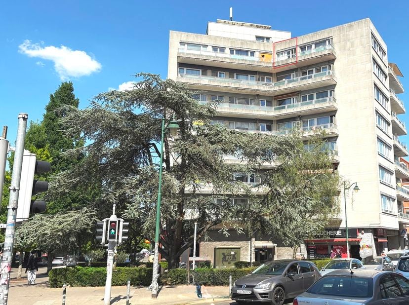 Licht, ruimte en 2 terrassen: ontdek dit appartement met potentieel in Molenbeek<br />
Dit 2-slaapkamerappartement van 78 m² combineert een uitstekend