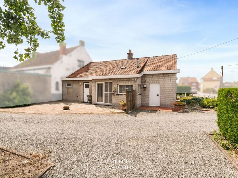 - in optie -<br />
<br />
Deze woning ligt in een rustige woonstraat in Evergem, vlakbij het centrum en met een vlotte verbinding richting Gent en d