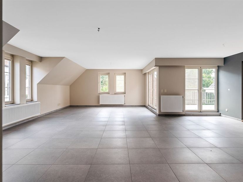 Instapklare penthouse met 3 slaapkamers, 2 badkamer en 2 garages.<br />
Deze exclusieve penthouse bevindt zich over de volledige dakverdieping van het