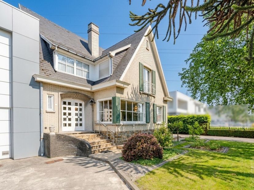 Te koop: halfopen gezinswoning in Harelbeke, met zonnige en grote tuin. Deze karaktervolle woning uit 1965 biedt een solide basis voor wie op zoek is