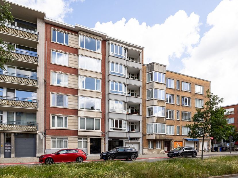 Ruim en lichtrijk appartement met 2 slaapkamers met terras&amp;nbsp; in de Tentoonstellingswijk te Antwerpen.<br />
Op de eerste verdieping van een verzor
