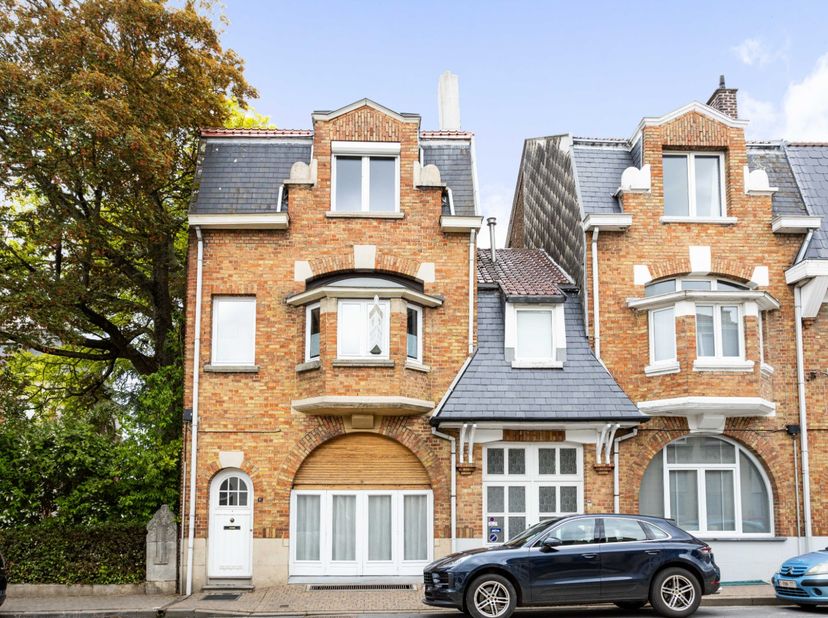 Bent u op zoek naar een ruime en prachtige huurwoning juist aan de rand van het centrum en dichtbij alle faciliteiten zoals scholen, winkels en openba