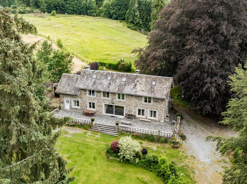 ERA B-LUX biedt u deze authentieke natuurstenen woning met gîtevergunning aan, ideaal gelegen in een groene omgeving typisch voor de Ardennen. Momente