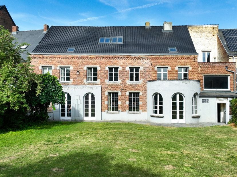 Gelegen in het centrum van Silly, op wandelafstand van winkels, scholen en alle voorzieningen, biedt deze prachtige karakterwoning een perfecte combin