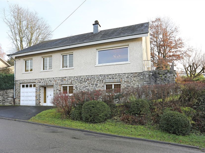 Aangename viergevelwoning op een terrein van 839 m² ligt dichtbij de stad Bouillon-sur-Semois.<br />
Degelijke traditionele bouw van 1973, op 3 nivea