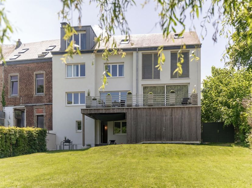 W Immobilière biedt u deze prachtige woning aan, volledig gerenoveerd in 2019 en gelegen in een rustige en gegeerde woonwijk van Aarlen. Deze instapkl