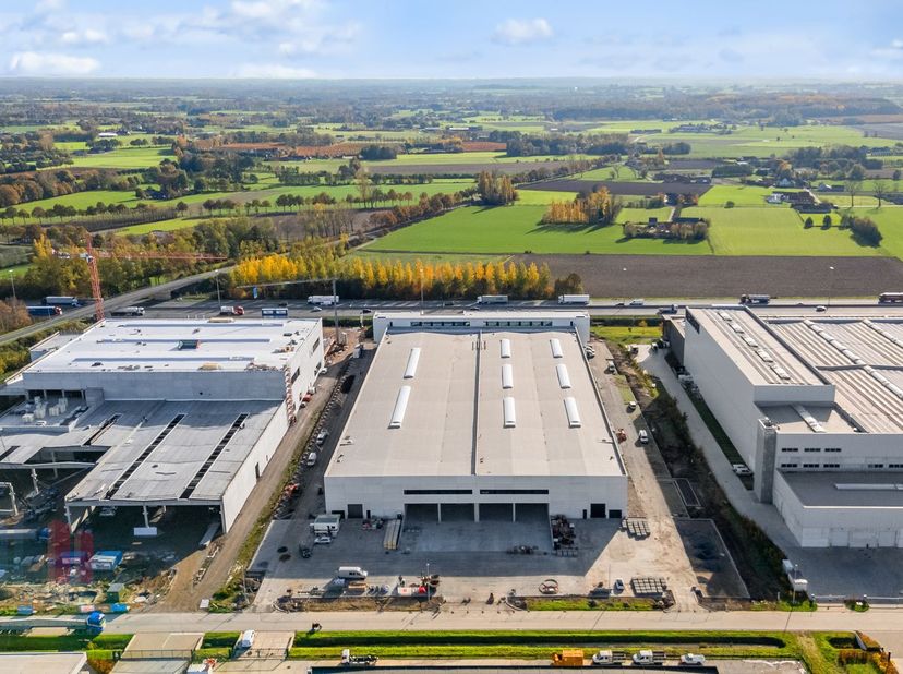 Casco kantoorruimte op toplocatie vlak naast en met visibiliteit van de E17. Uitstekend gelegen in de unieke industriezone 'De Prijkels', geniet dit t