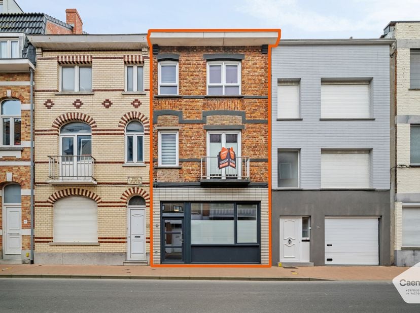 Ontdek deze verrassend ruime en veelzijdige woning, ideaal voor wie op zoek is naar comfort en functionaliteit!<br />
<br />
Bij het betreden van de w