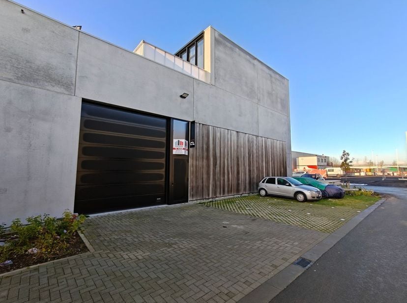 Bien professionnel à louer
                    à 8200 Sint-Michiels