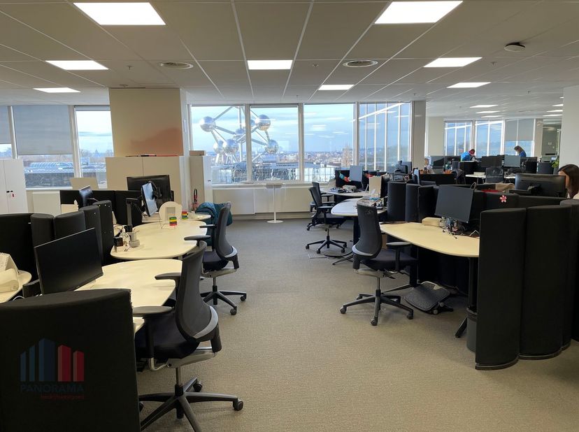 Le bureau moderne de 2.138 m² au quatrième étage est situé dans un emplacement d’affaires de premier ordre, entouré de verdure, au pied de l’Atomium,