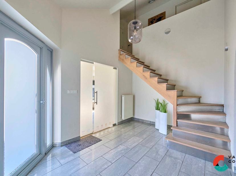 Goed onderhouden gezinswoning met 3 slaapkamers op een zeer goede locatie dicht bij centrum van Hechtel en in een rustige wijk. Deze woning gebouwd in