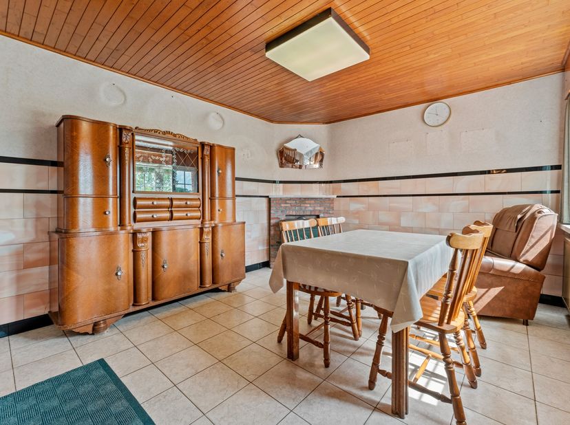 Te midden van een prachtig landelijke omgeving bevindt zich deze authentieke hoeve met bijgebouw op een perceel van +/- 19.322 m². Een unieke eigendom