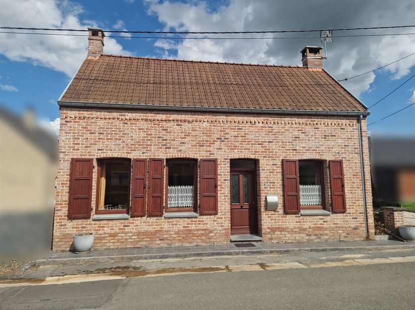 Superbe maison sise dans un quartier prisé de Roucourt, au calme et à proximité directe du centre de Péruwelz.<br />
Le bien, d'une superficie habitab