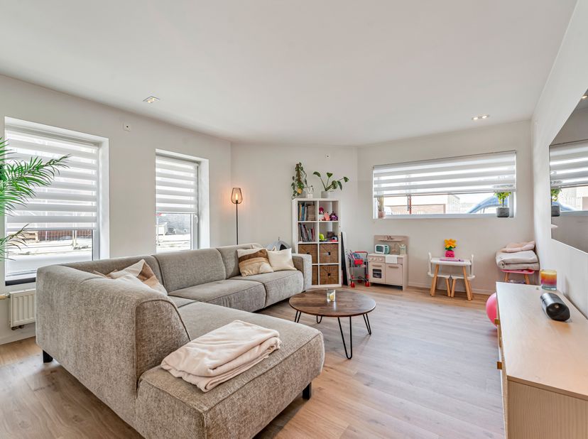 Prachtig duplex appartement met groot terras en garage te koop in centrum Kortrijk!!<br />
We betreden de duplex via de inkomhal met apart toilet.<br
