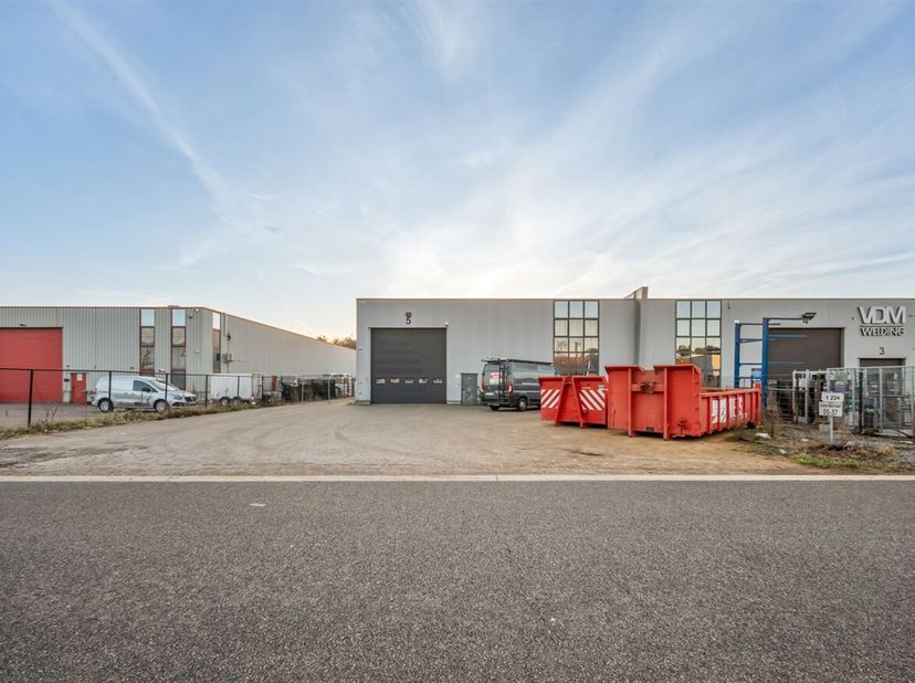 Deze industriehal is gunstig gelegen op een bedrijvensite in Pelt, met een uitstekende bereikbaarheid via de N71 en de N74. Dit zorgt voor een vlotte