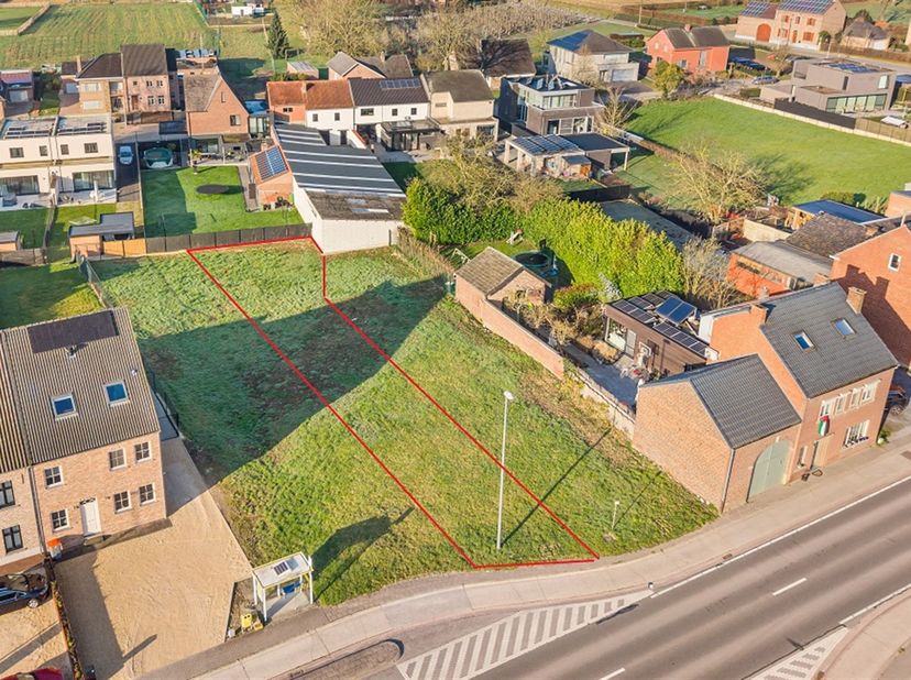 Bouwgrond voor een gesloten woning op een centrale ligging te Bilzen<br />
<br />
Deze bouwgrond voor gesloten bebouwing ligt in de deelgemeente van