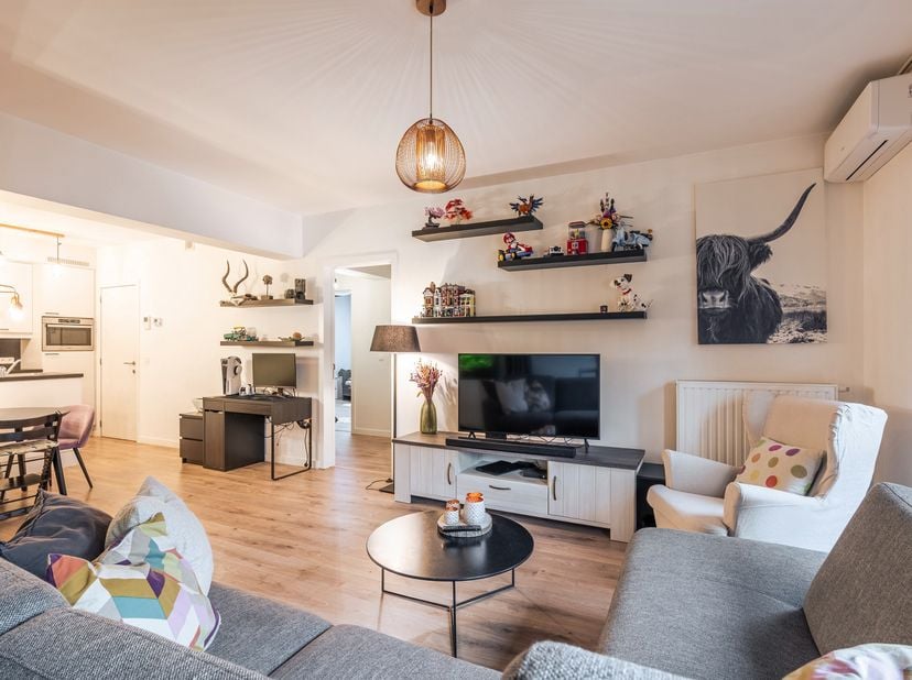 Stijlvol appartement met 2 slaapkamers in hartje Hoogstraten<br />
In het bruisende centrum van Hoogstraten, op wandelafstand van winkels, horeca en o