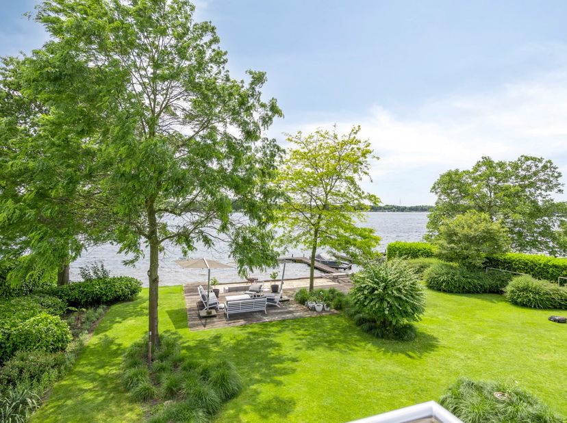 Wil u ook iedere dag het vakantiegevoel beleven en wonen aan een fantastisch privé meer van 95ha? Een zeldzame parel op een unieke locatie.<br />
<br