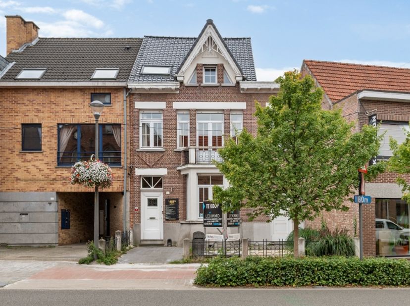 Gunstig gelegen woning aan het begin van de Molenstraat, op wandelafstand van het centrum van Reet met verschillende winkels, scholen en het openbaar