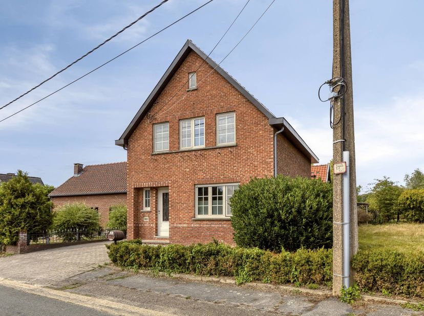 Op zoek naar een renovatieproject in de regio Hasselt? Dan is dit huis op de Bornstraat in het landelijke Vliermaalroot perfect voor u. <br />
Deze op
