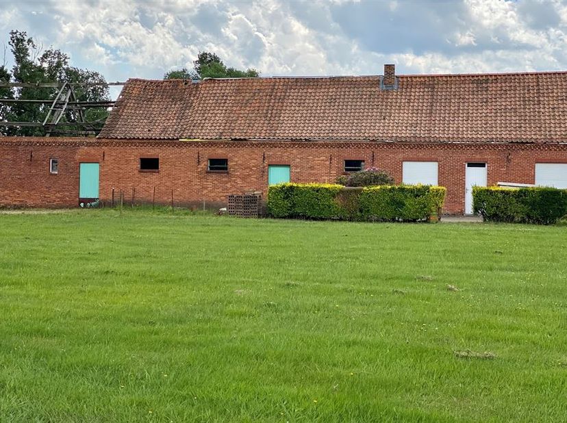 De hoeve is gelegen in Beringen, tussen Leopoldsburg en Heusden-Zolder. Via de E313 is er een makkelijk verbinding naar Antwerpen, Hasselt, Luik, Brus