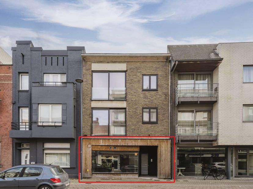 Propriété commerciale d'environ 115 m² à vendre dans le centre de Harelbeke.<br />
<br />
La propriété commerciale bénéficie d'une bonne visibilité le