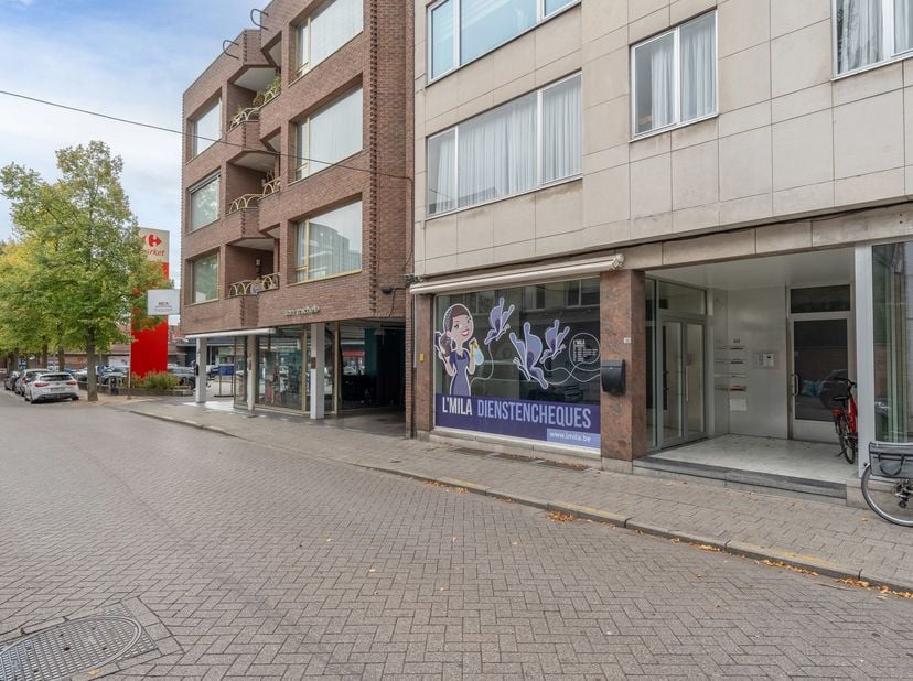 Ruim handelspand met mooie vitrinebreedte, gelegen in een zijstraat van de Gasthuisstraat te Turnhout.<br />
Omschrijving:<br />
Deze handelsruimte va