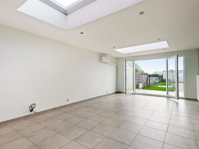 Instapklare woning met garage in het centrum van Ruisbroek<br />
Deze gesloten bebouwing is centraal gelegen in Ruisbroek, met alle voorzieningen binn