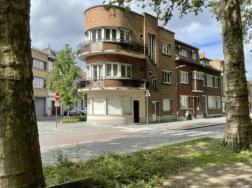 Appartement entièrement rénové (2016) de 69 m².<br />
Composé d'une chambre spacieuse de 12,50 m²,<br />
d'une cuisine équipée de 6 m² avec plaque vit