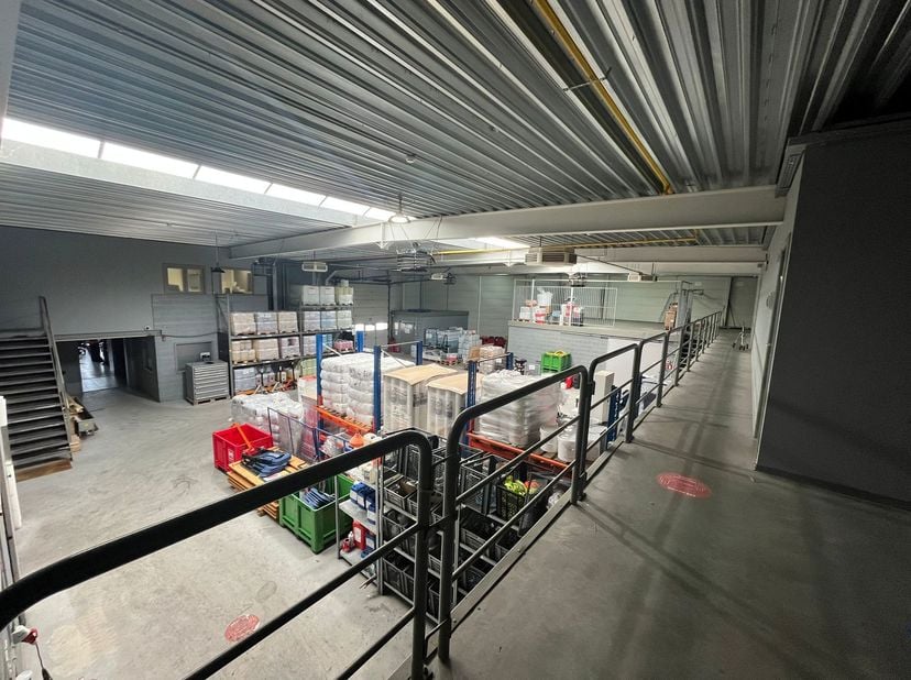 Polyvalent bedrijfsgebouw te Schelle. Het pand beschikt over een ruime opslagplaats van 730 m² met mezzanine van 300 m², aangevuld met een kantoorgebo