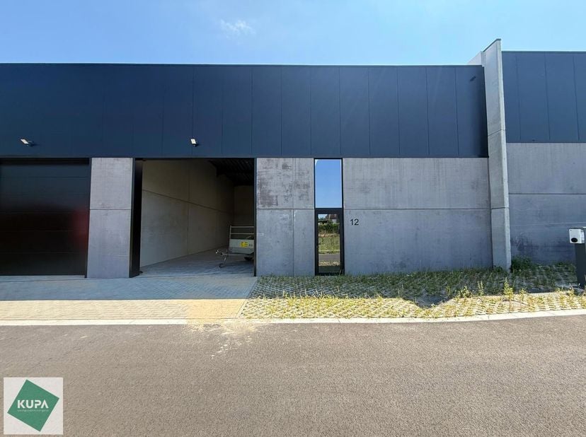 Nieuwbouw magazijn te koop vanaf 186m² tot 323m² in bedrijvenpark te Herzele. <br />
Deze KMO-unit is strategisch gelegen langs de Hoogstraat in Herze