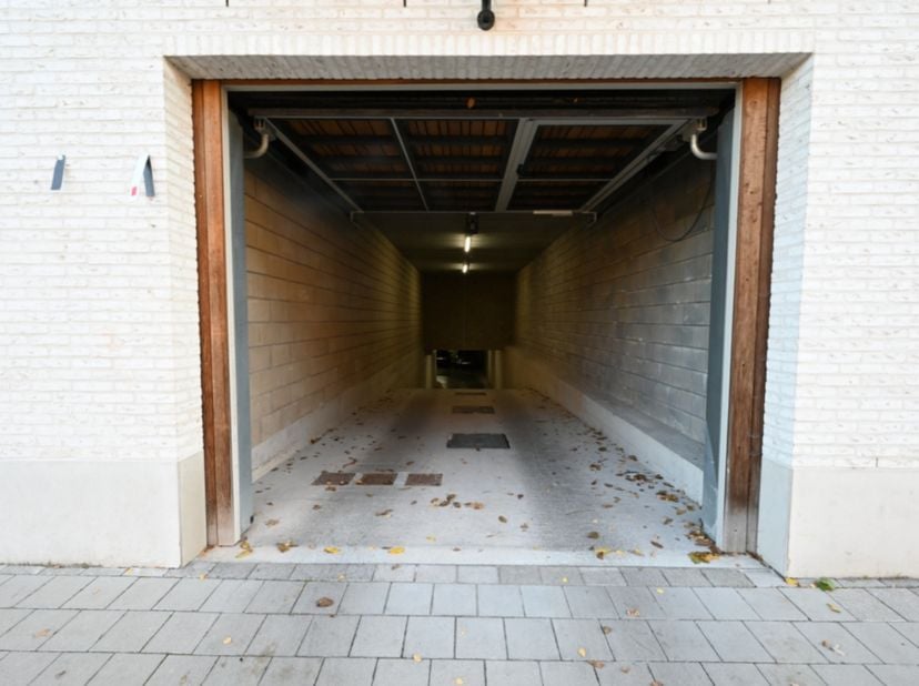 Ondergrondse staanplaats te huur in het centrum van Rumbeke. De parkeerplaats is te bereiken via een automatische poort.&amp;nbsp;